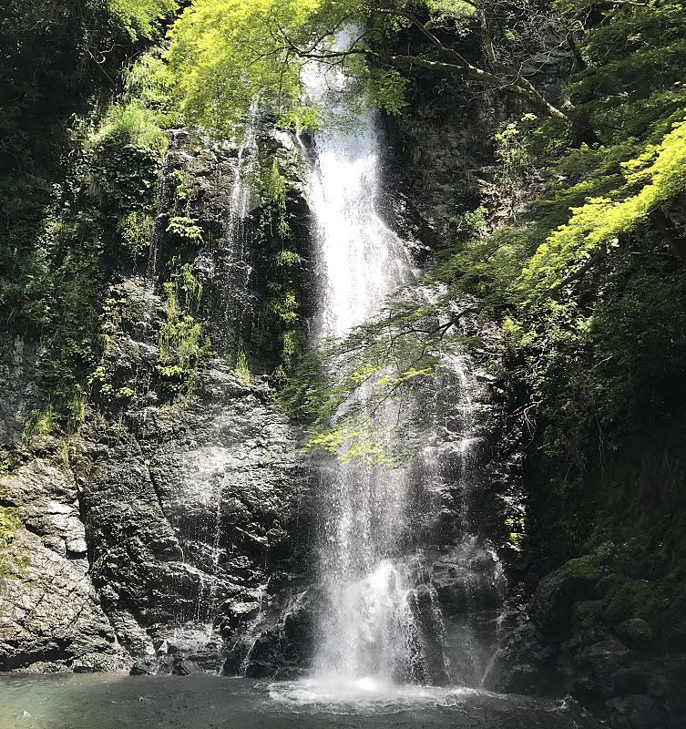 大阪の人気観光スポットでもある箕面市にある箕面の滝です