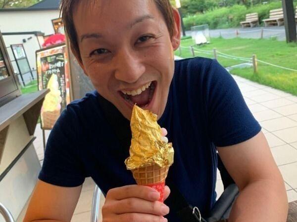 金粉入りのソフトクリームを満面の笑みで食す!